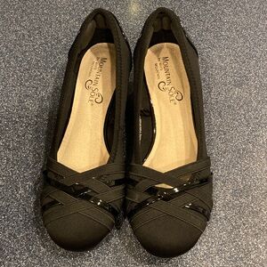 White Mountain Black Wedges with Crisscross Design size 7W